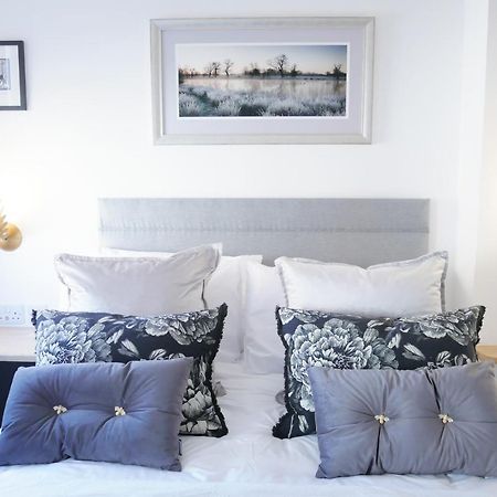 One Bedroom Luxury Ground Floor Apartment With Parking In Heart Holt Холт Екстериор снимка