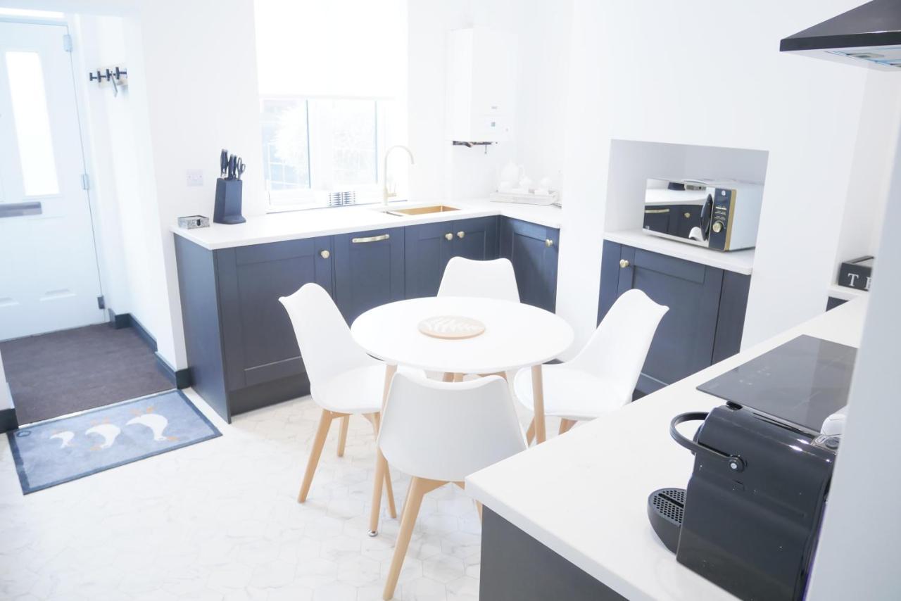 One Bedroom Luxury Ground Floor Apartment With Parking In Heart Holt Холт Екстериор снимка