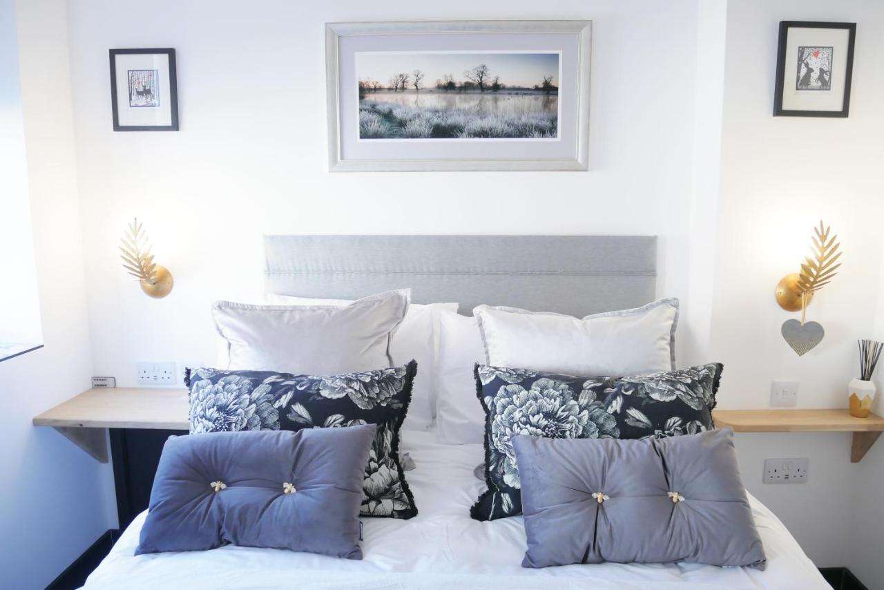 One Bedroom Luxury Ground Floor Apartment With Parking In Heart Holt Холт Екстериор снимка
