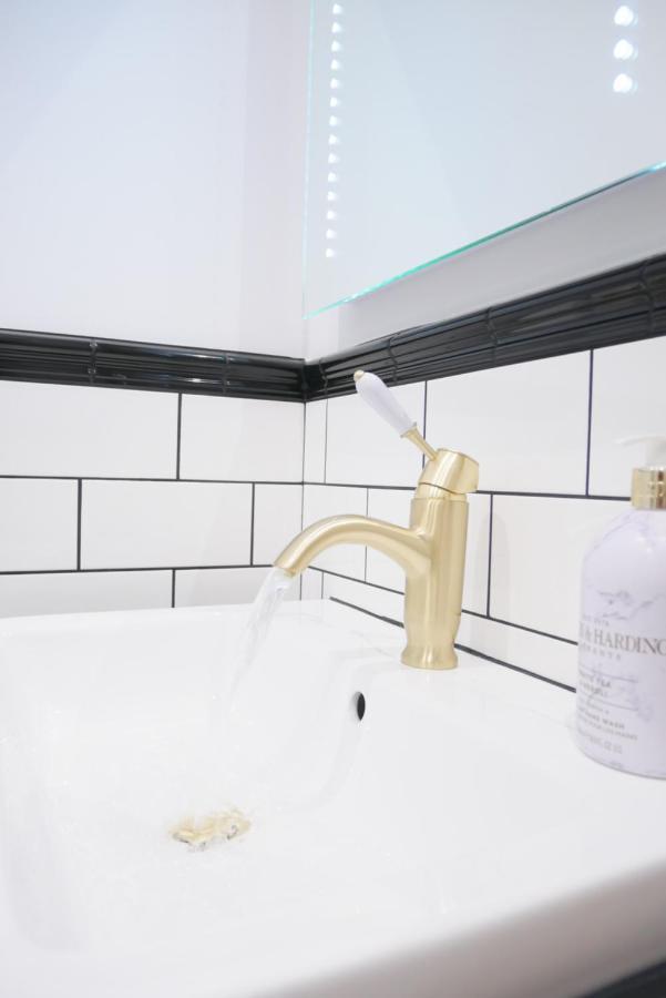 One Bedroom Luxury Ground Floor Apartment With Parking In Heart Holt Холт Екстериор снимка
