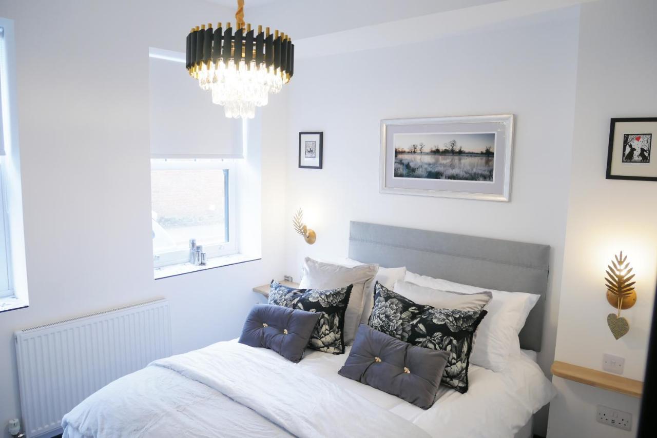 One Bedroom Luxury Ground Floor Apartment With Parking In Heart Holt Холт Екстериор снимка